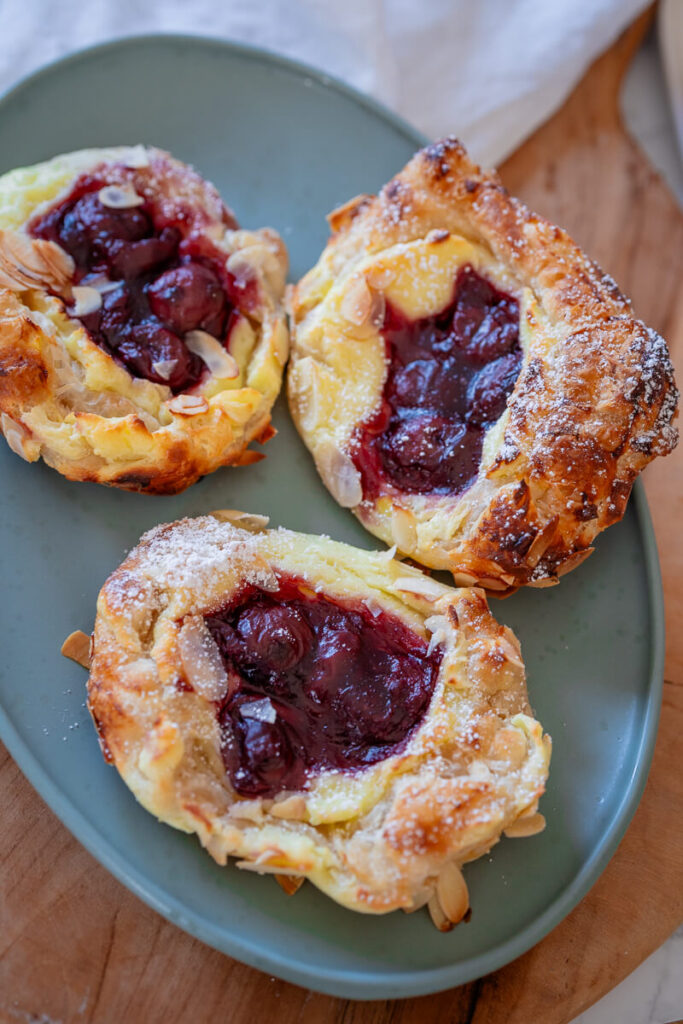Käsekuchen-Blätterteigteilchen mit Kirschen