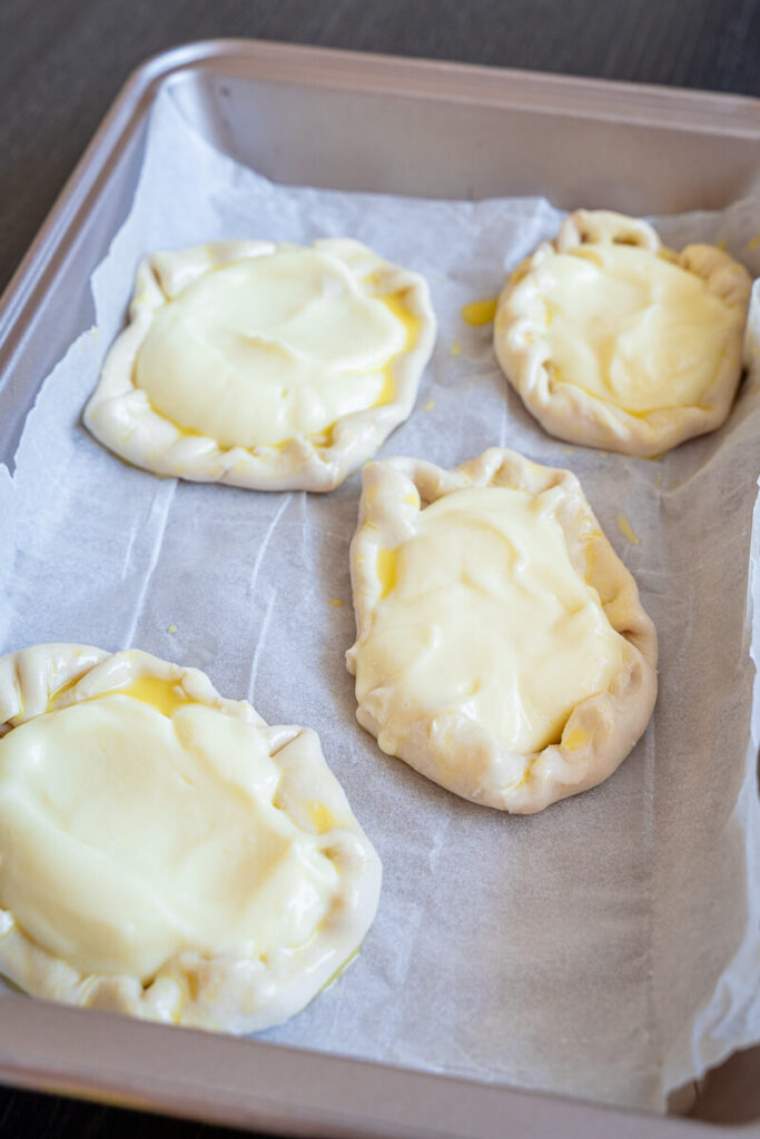 Blätterteig Teilchen mit Käsekuchen Füllung