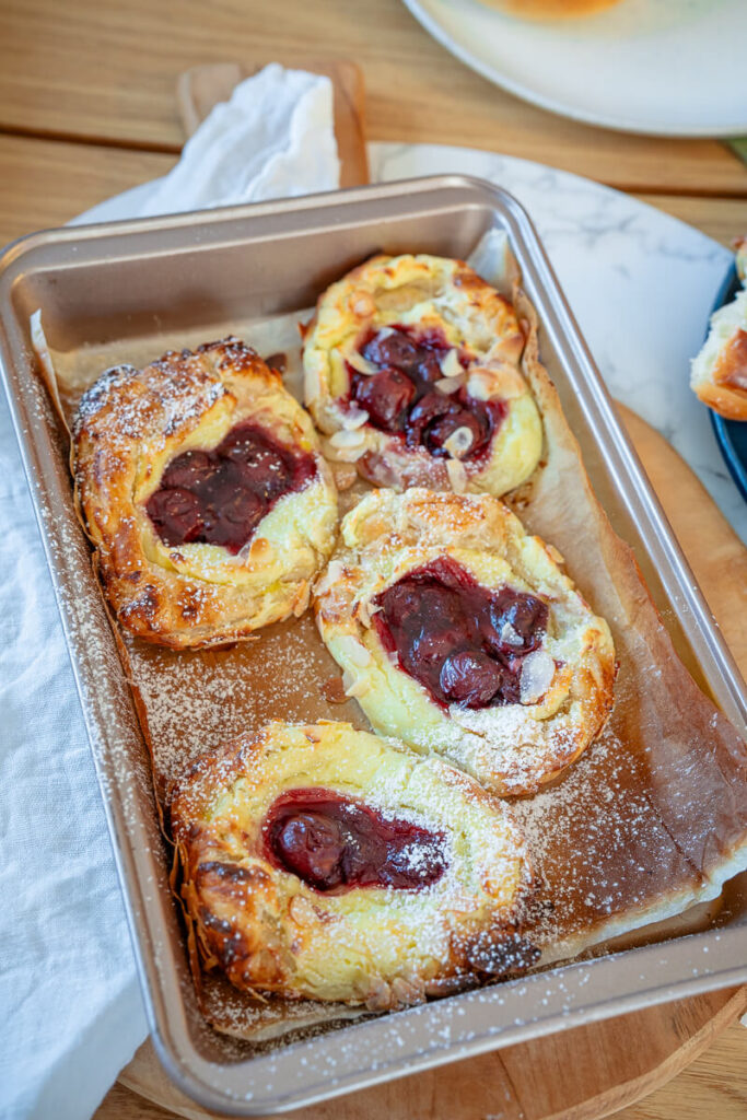 Käsekuchen-Blätterteigteilchen mit Kirschen