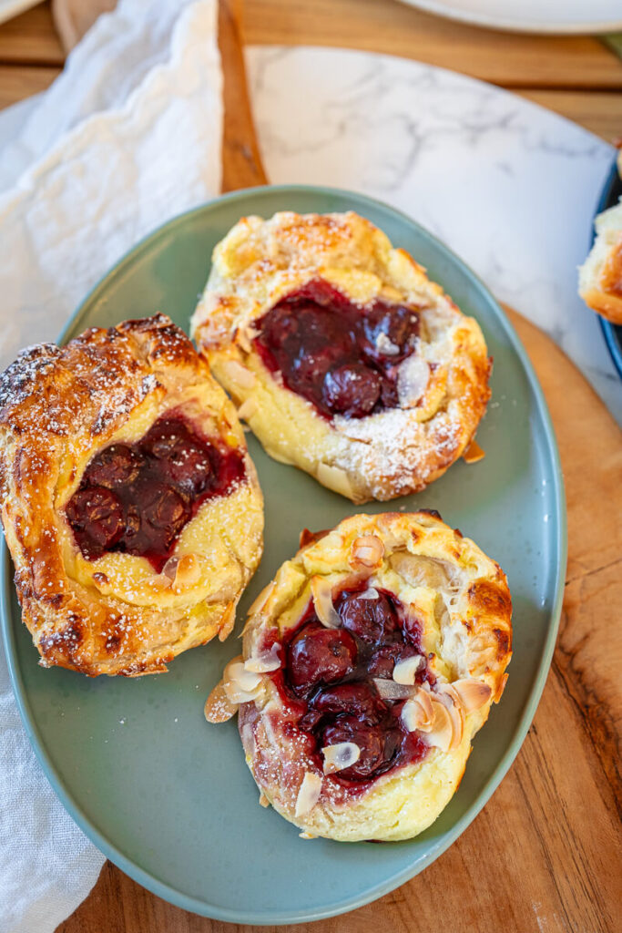 Schnelle Kuchen - Kleingebäck mit Blätterteig, Frischkäsefüllung und Kirschen