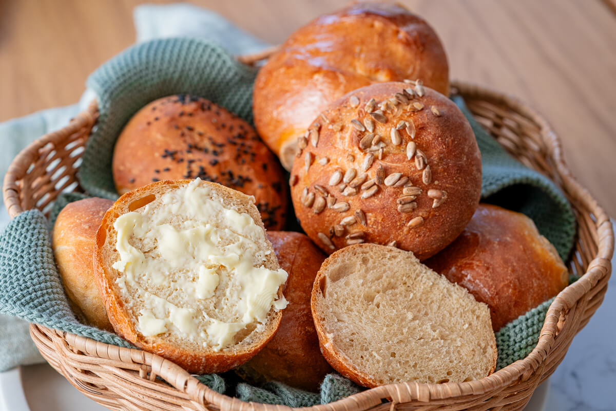Buttermilchbrötchen mit Dinkelmehl