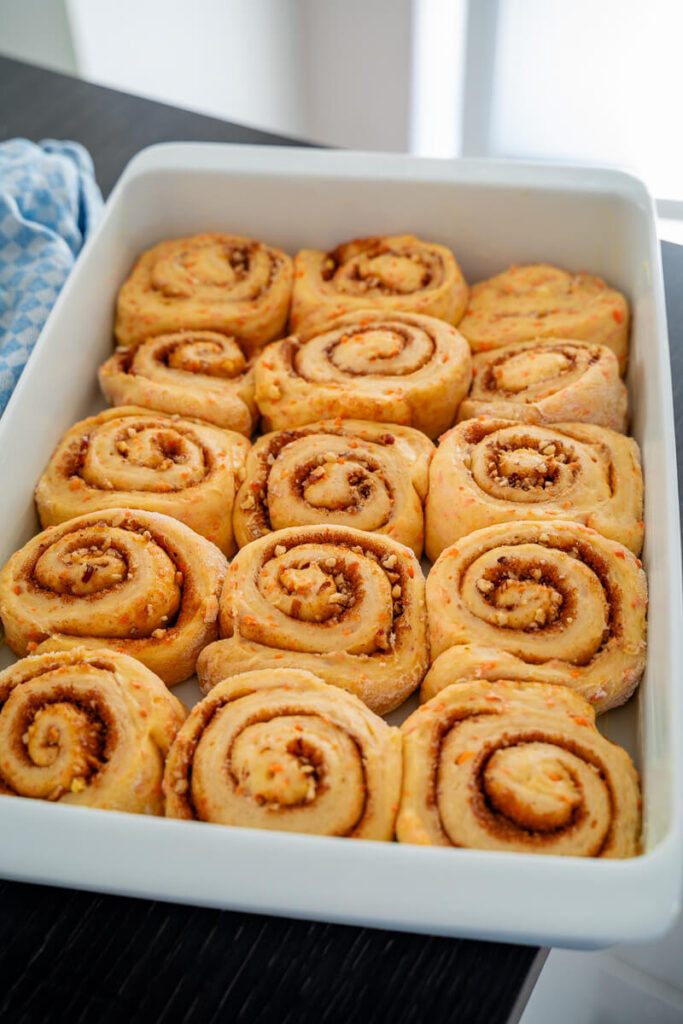 Carrot Cake Cinnamon Rolls mit saftigem Hefeteig, Zimtfüllung