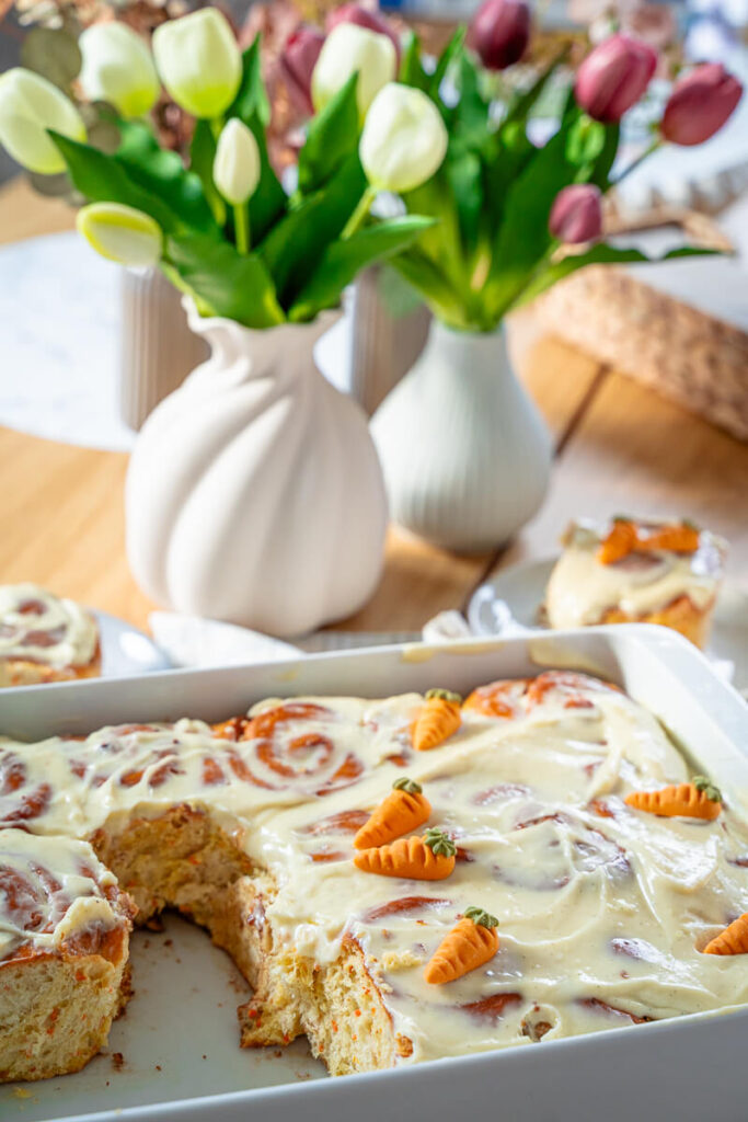 Carrot Cake Cinnamon Rolls mit saftigem Hefeteig, Zimtfüllung und cremigem Frischkäse-Frosting.