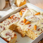 Carrot Cake Cinnamon Rolls – weiche Zimtschnecken mit Karotten