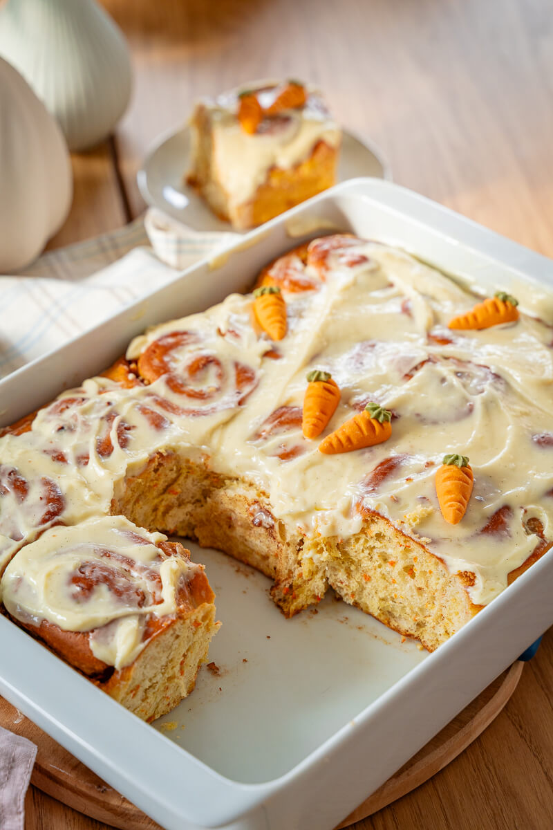 Carrot Cake Cinnamon Rolls – weiche Zimtschnecken mit Karotten