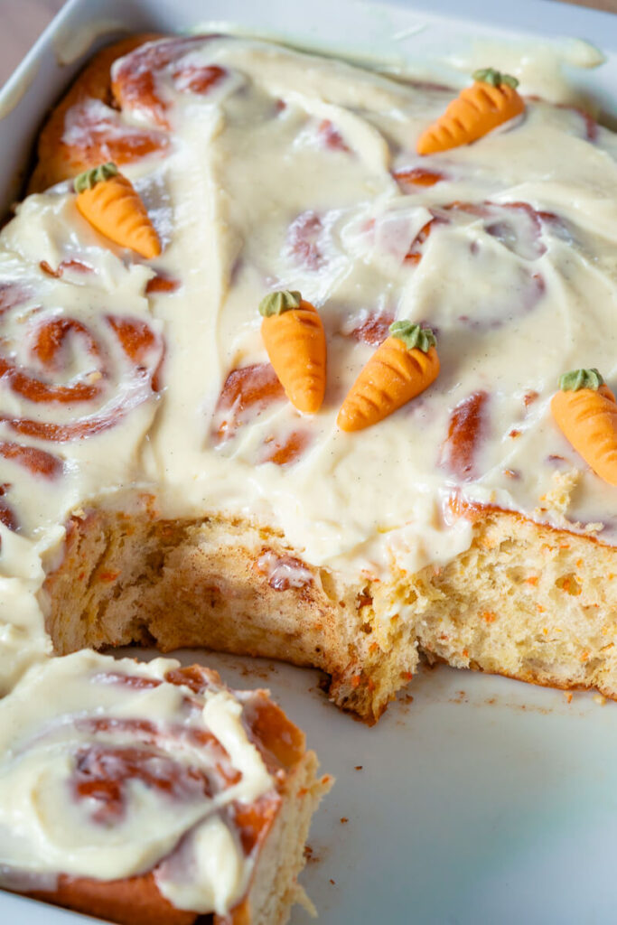 Carrot Cake Schnecken – der fluffige Osterkuchen aus Hefeteig