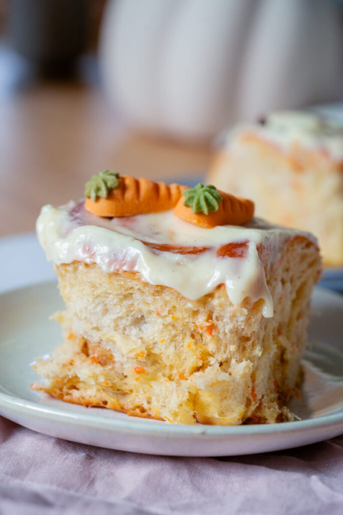 Carrot Cake Cinnamon Rolls mit saftigem Hefeteig, Zimtfüllung und cremigem Frischkäse-Frosting. Einfach, weich und perfekt für Ostern – mit Thermomix-Variante.