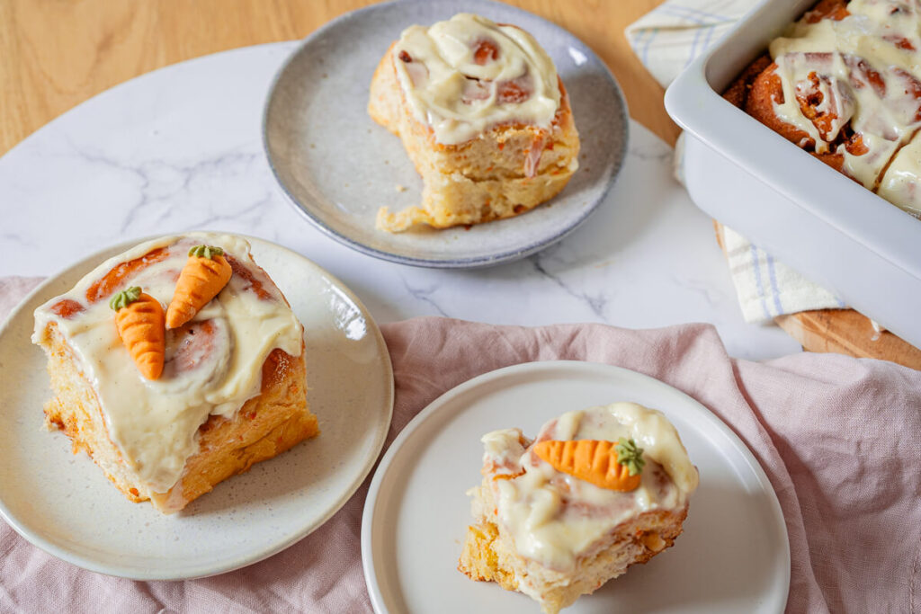 Carrot Cake Cinnamon Rolls mit saftigem Hefeteig, Zimtfüllung und cremigem Frischkäse-Frosting.