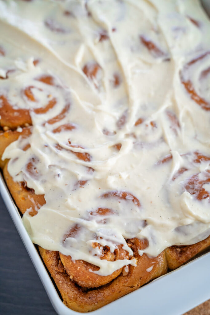 Carrot Cake Cinnamon Rolls mit saftigem Hefeteig, Zimtfüllung und cremigem Frischkäse-Frosting.