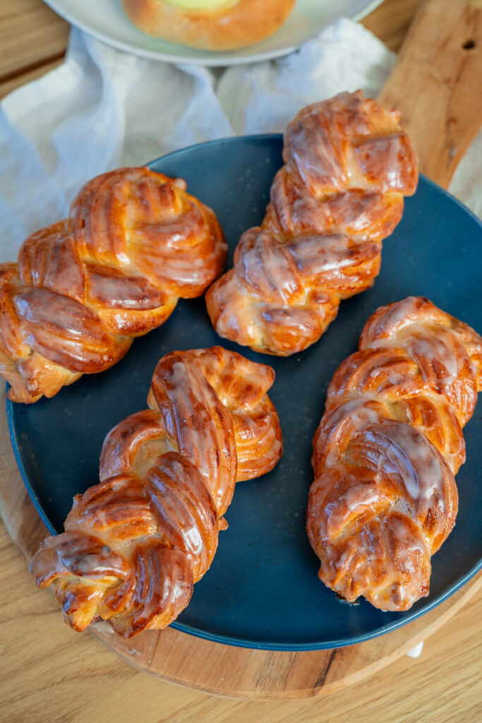 Mini Hefezöpfe mit Zuckerguss selber backen