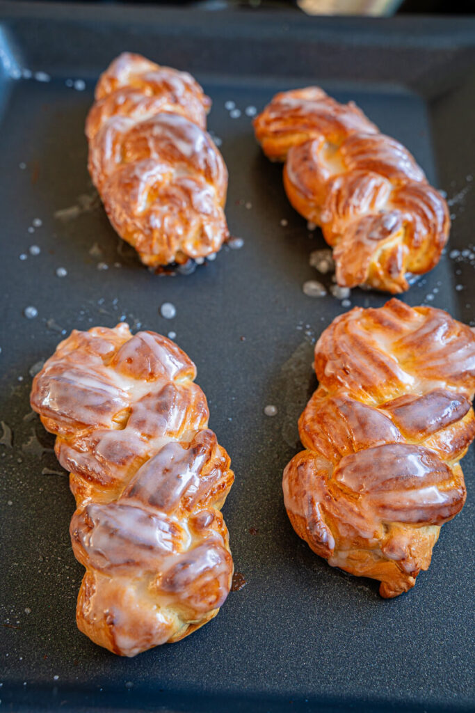 Mini Hefezöpfe mit Zuckerguss – einfach & fluffig