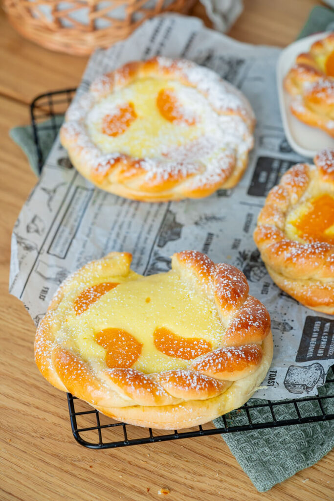 Hefegebäck für Ostern - Hefenester mit Quarkfüllung
