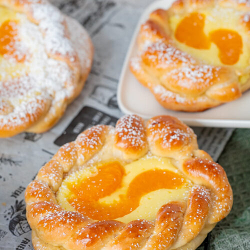 Osternester mit Käsekuchen und Mandarinen