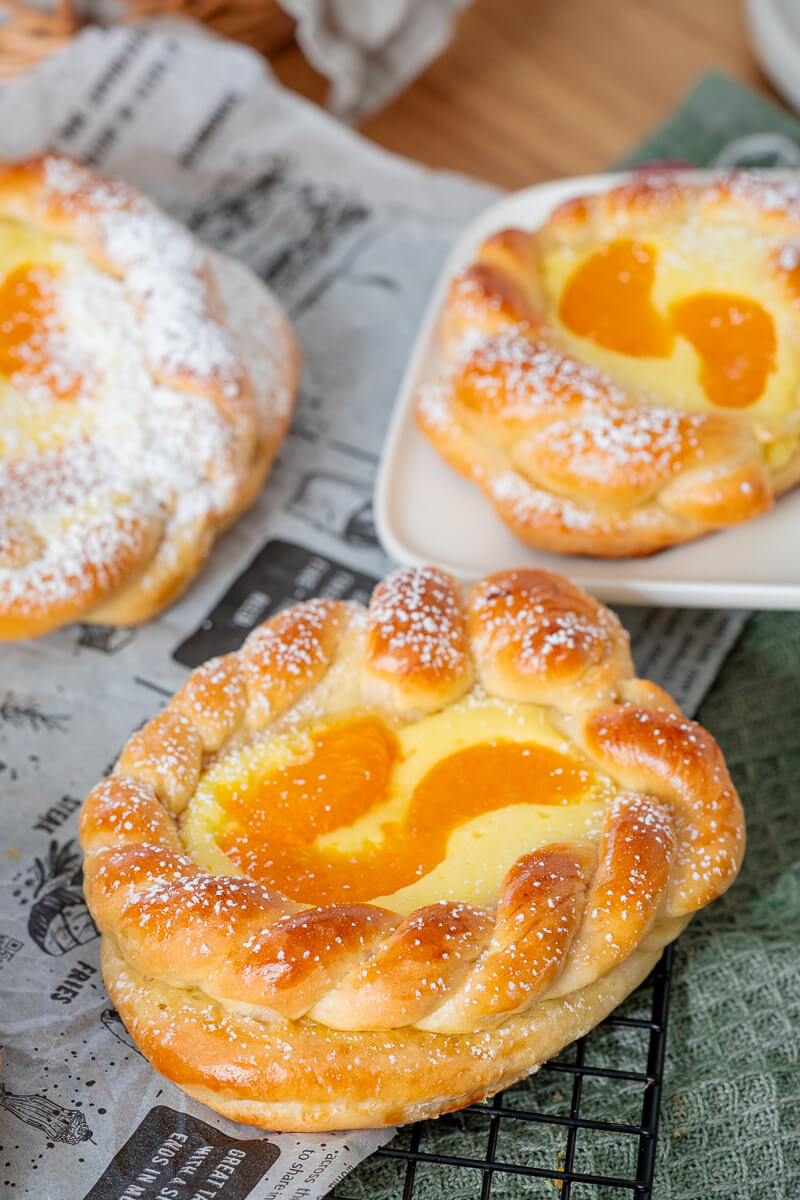 Osternester mit Käsekuchen und Mandarinen