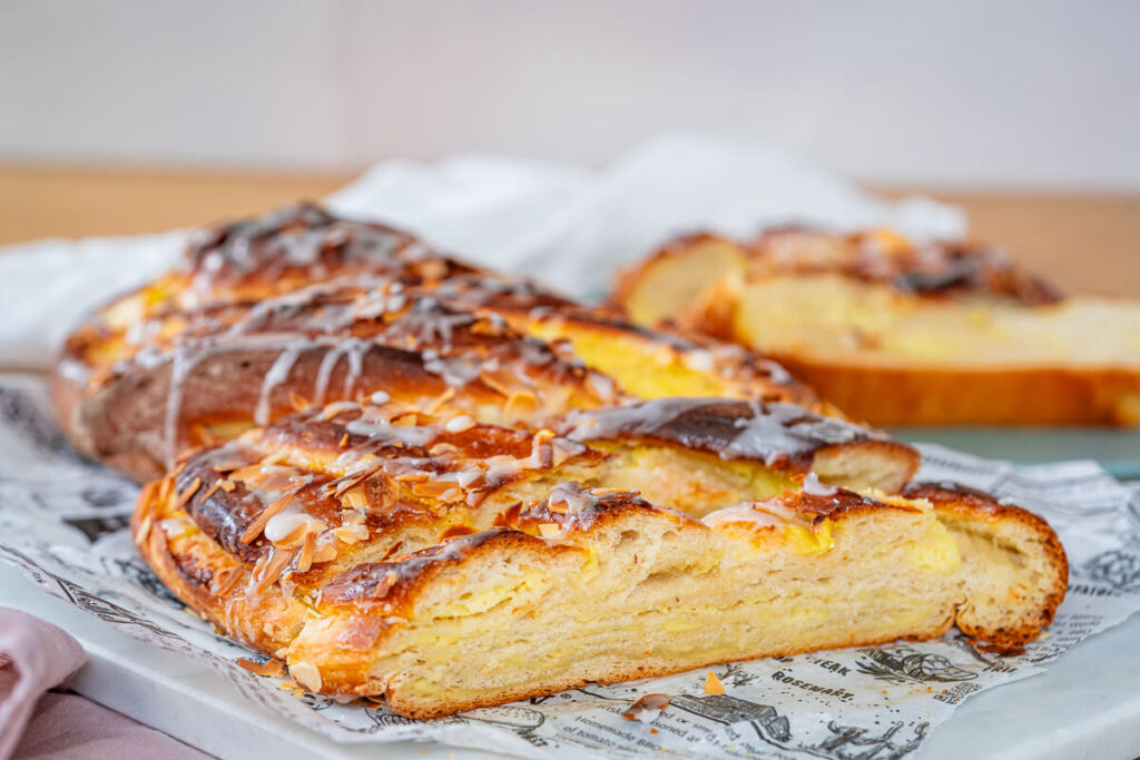 Hefezopf mit Puddingfüllung