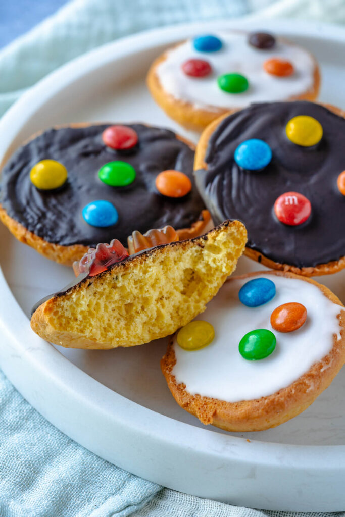 Bunte Amerikaner, klein auf die Hand, perfekt für den Kindergeburtstag