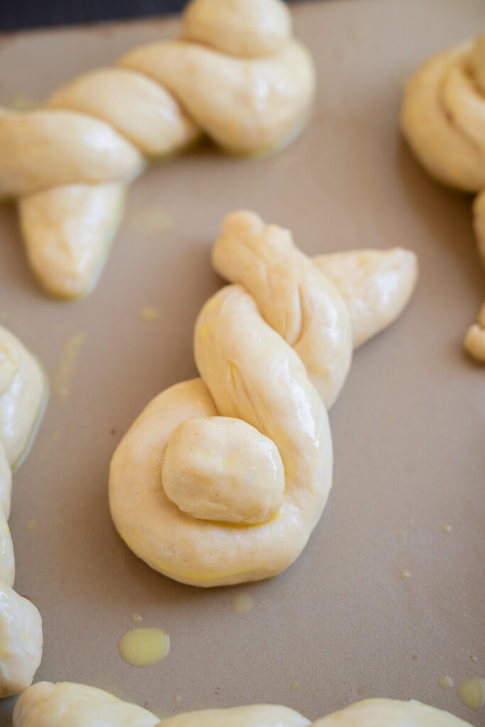 Hefeteig zum Hasen geformt