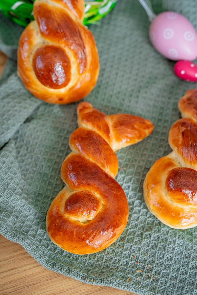 Osterhasen aus Hefeteig