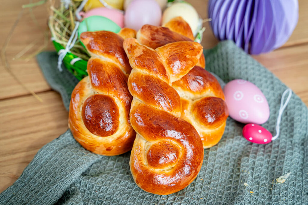 Kleine Osterhasen für das Osterfrühstück aus Hefeteig