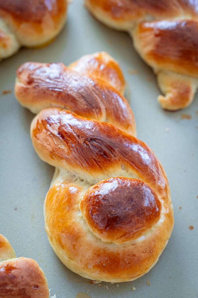 Kleine Hefe Osterhasen frisch gebacken