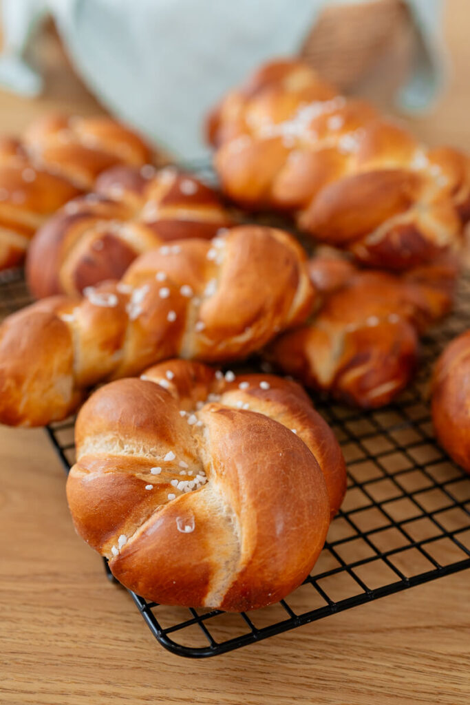 Super weiche Laugenzöpfe backen