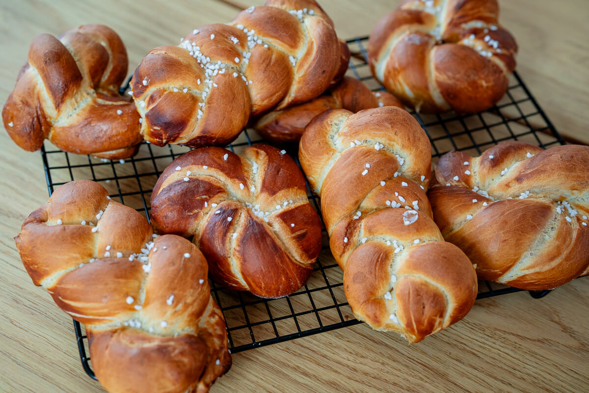 Laugenbrötchen - Zöpfe und Knoten