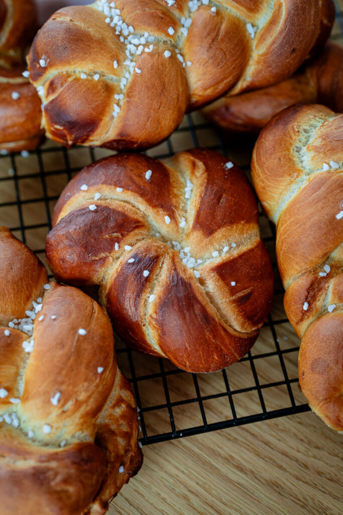 Weiche Laugenzöpfe für das Familienfrühstück