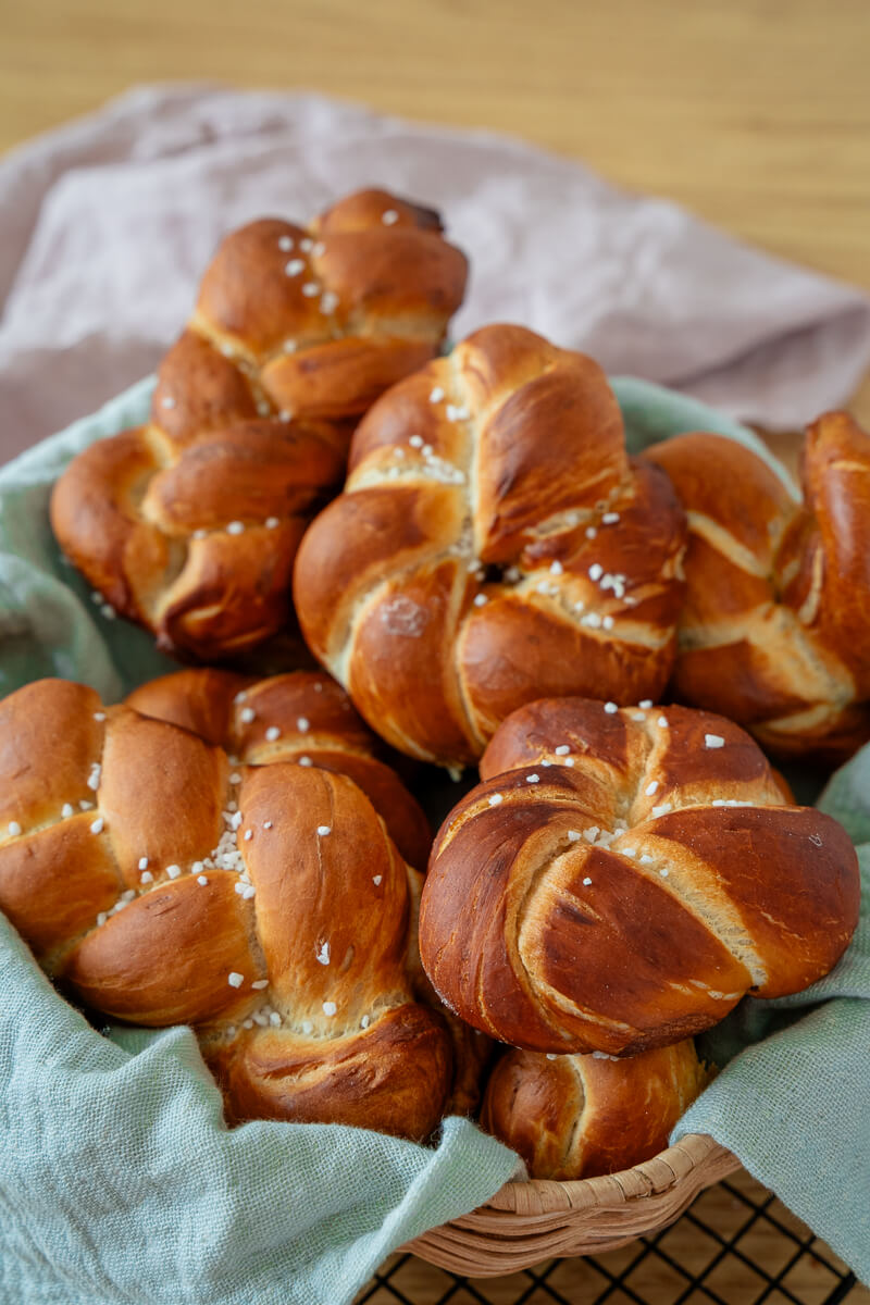 laugenbrötchen geflochten