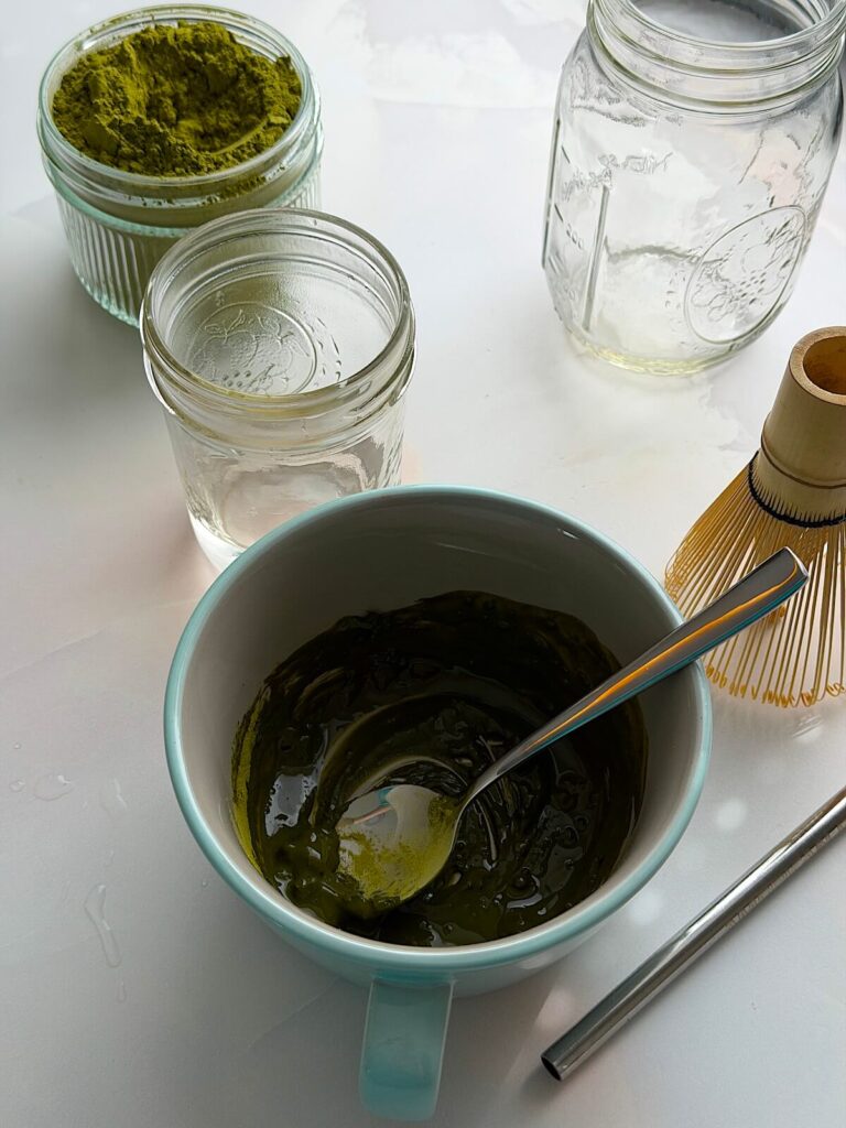 Matchapulver gut verrühren