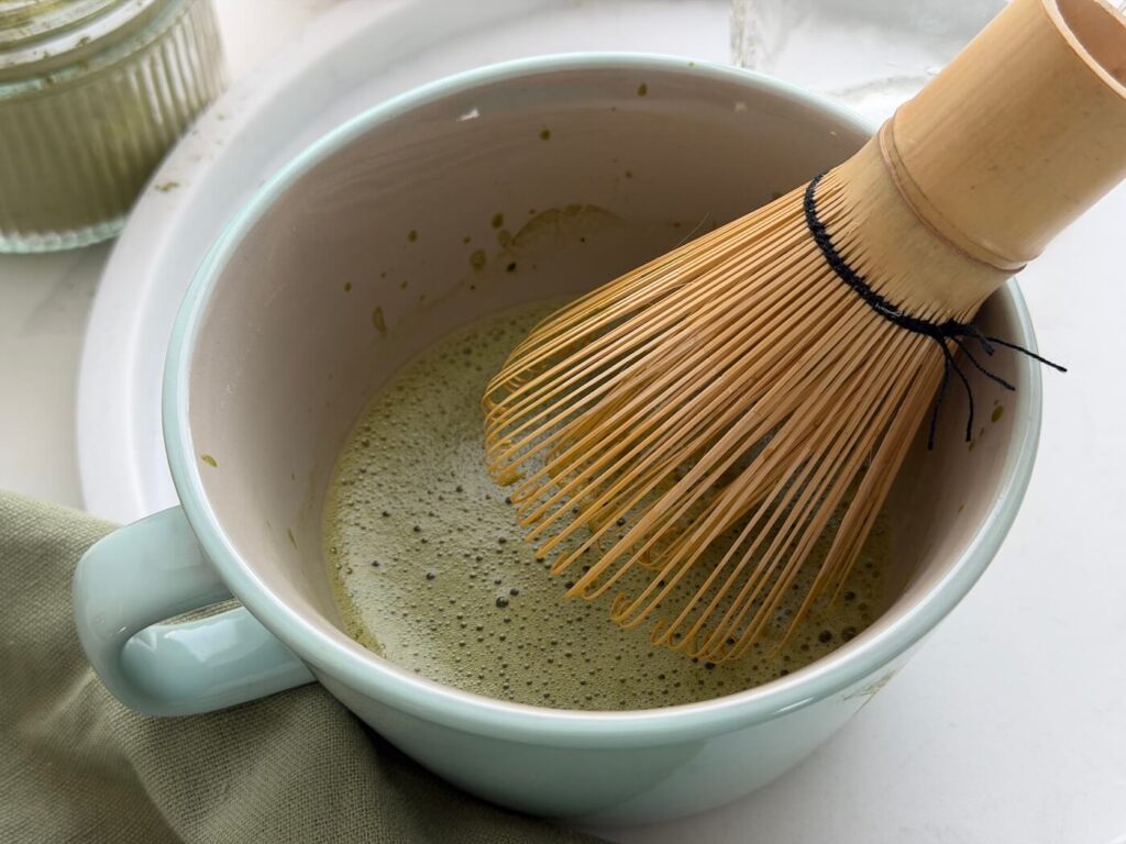 Matchapulver verrühren