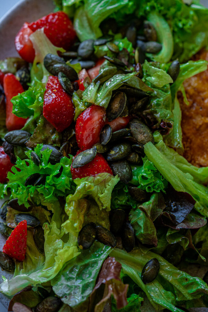 Blattsalat mit Erdbeeren