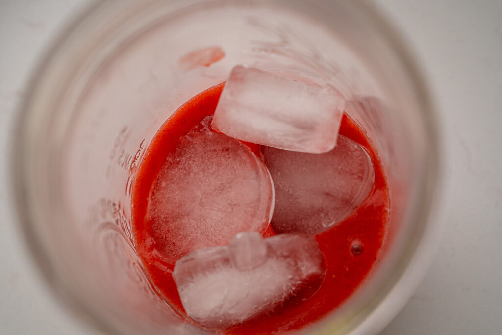 Erdbeerpüree im Glas mit Eiswürfeln