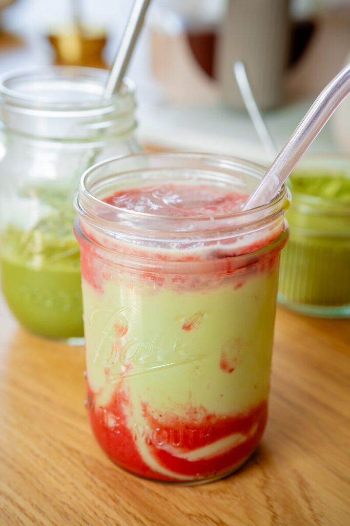 Leckerer Matcha Latte mit Erdbeeren