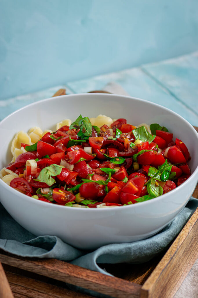 Bruschetta-Nudelsalat – der perfekte Sommersalat mit Tomaten