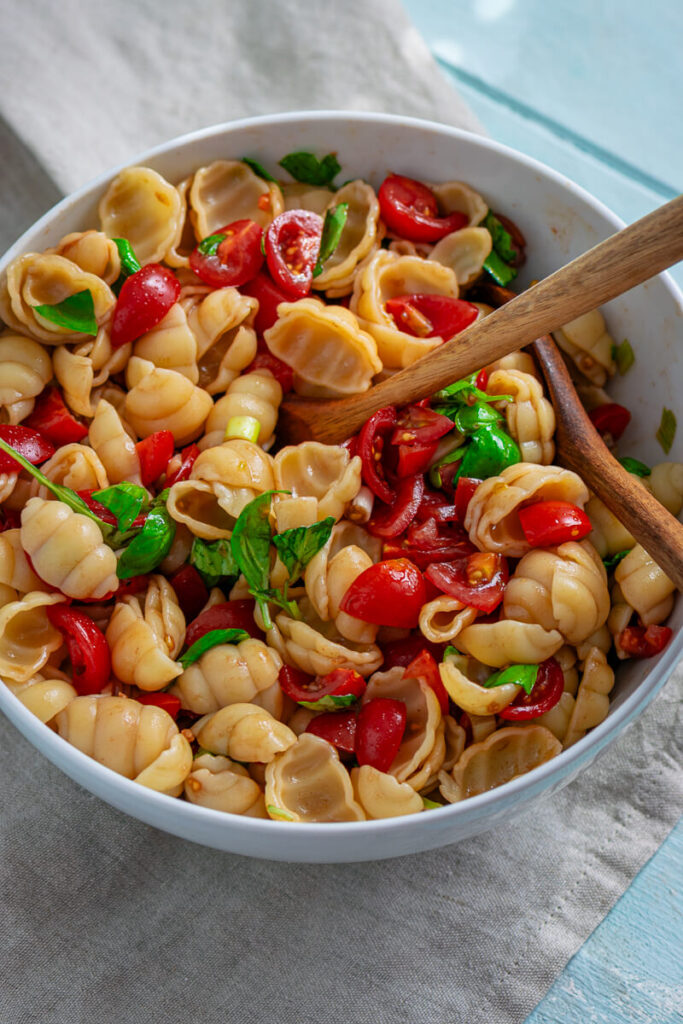 Bruschetta-Nudelsalat – der perfekte Sommersalat mit Tomaten