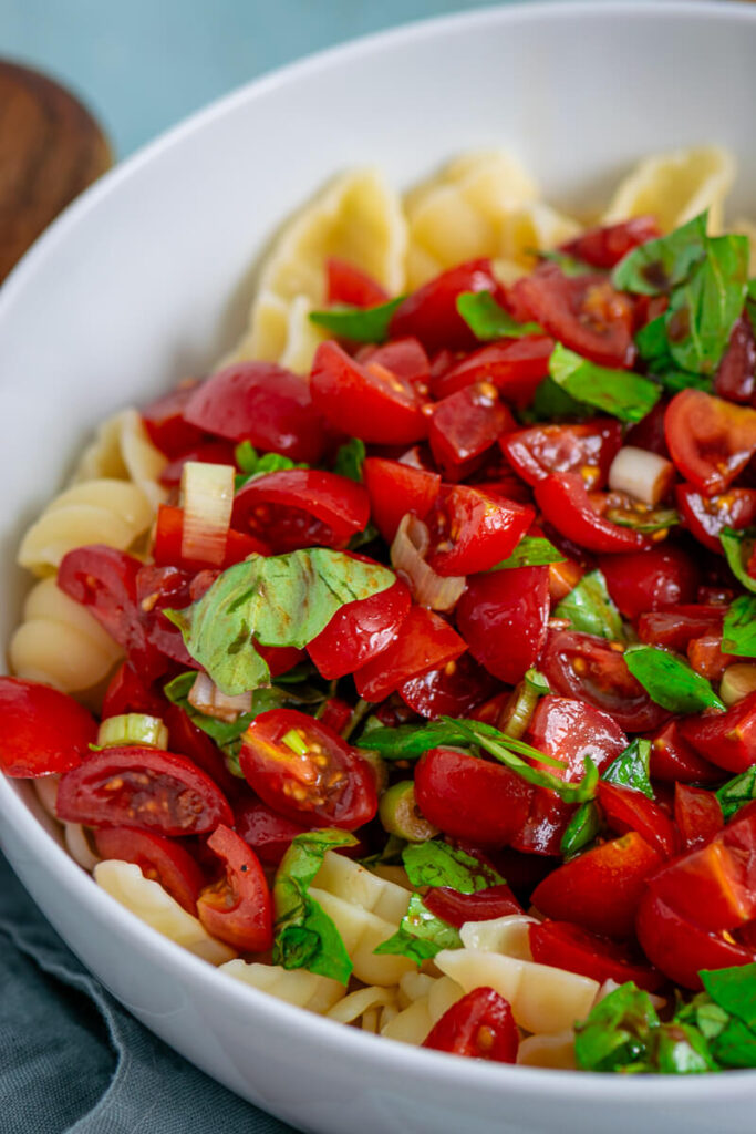 Bruschetta-Nudelsalat – der perfekte Sommersalat mit Tomaten