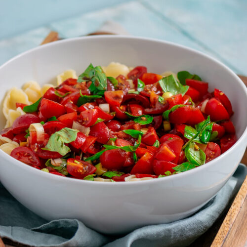 Bruschetta-Nudelsalat – der perfekte Sommersalat mit Tomaten