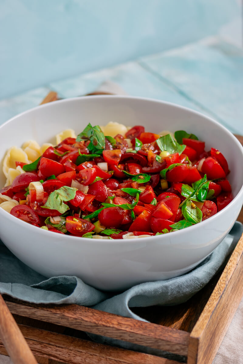 Bruschetta-Nudelsalat – der perfekte Sommersalat mit Tomaten