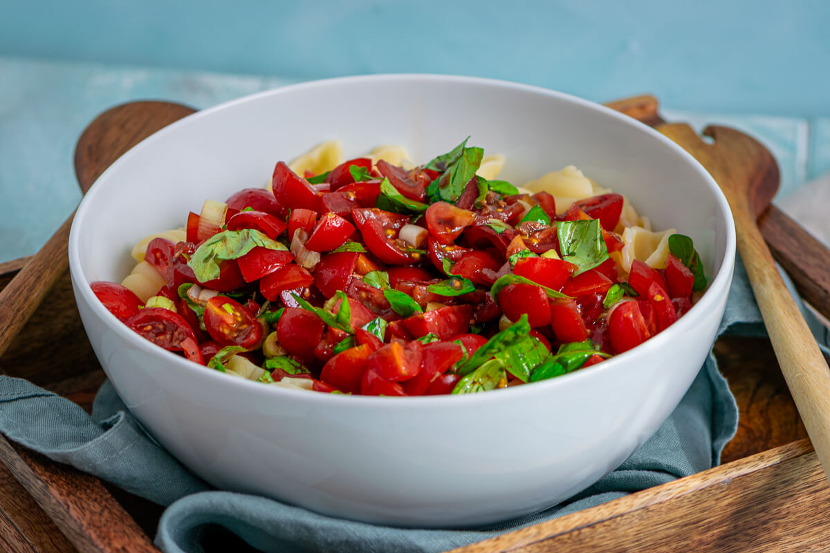 Bruschetta-Nudelsalat – der perfekte Sommersalat mit Tomaten