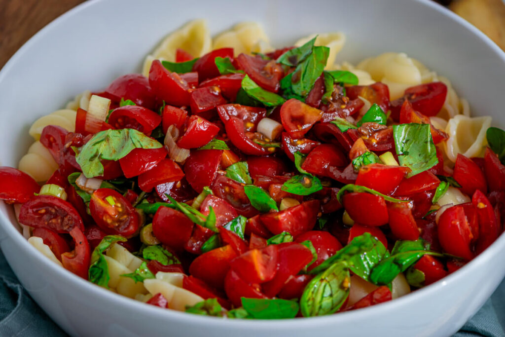 Bruschetta-Nudelsalat – der perfekte Sommersalat mit Tomaten