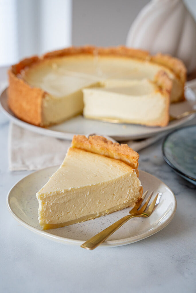 Der perfekte Käsekuchen mit Boden - einfach & super cremig