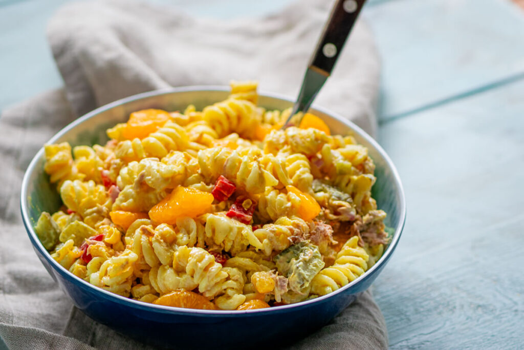 Curry-Nudelsalat mit Thunfisch und Mandarinen
