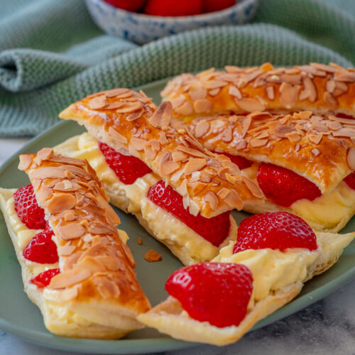 Bienenstich Schnitten mit frischen Erdbeeren