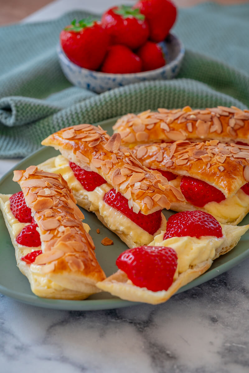 Bienenstich Schnitten mit frischen Erdbeeren