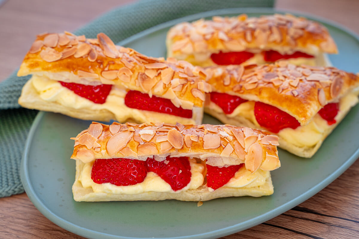 Erdbeer Bienenstich Schnitte mit Blätterteig und Cremefüllung