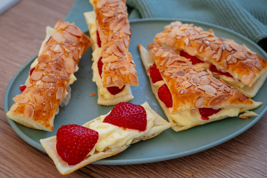 Erdbeer Bienenstich Schnitte