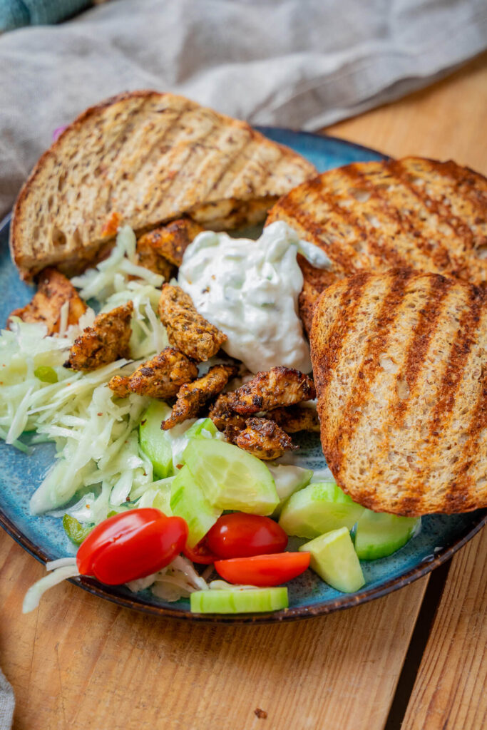 Gyros-Sandwich mit Hähnchen – schnell, würzig, lecker