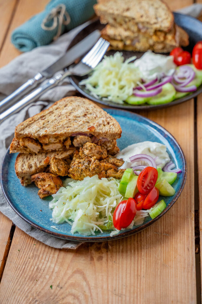 Gyros-Sandwich mit Hähnchen – schnell, würzig, lecker