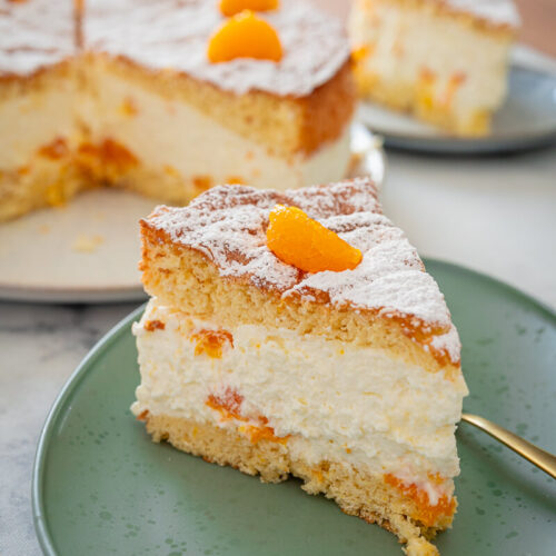 Ein Stück von Omas Käsesahnetorte mit Mandarinen