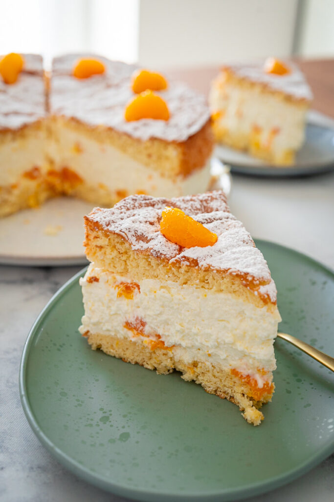 Ein Stück von Omas Käsesahnetorte mit Mandarinen